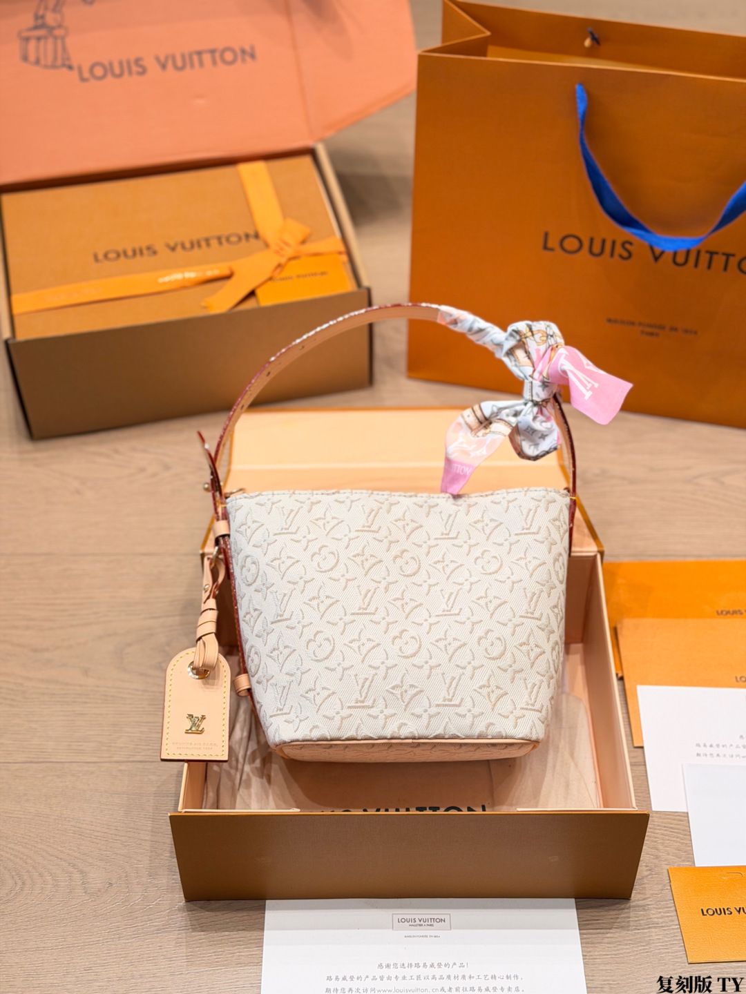 LV Monogram Handbag Monogram Canvas Cowhide Leather 7